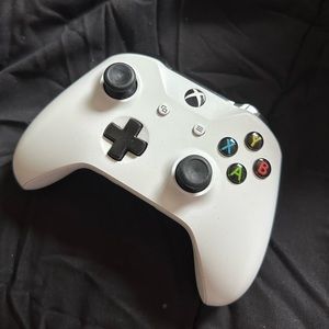 white xbox wireless controller